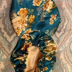 100% reversible satin Bonnets